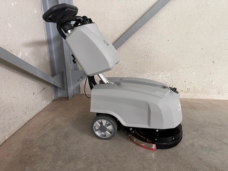 Toutes les machines: Nettoyeuse de sol Kremer KRM30 – Neuf avec emballage d'origine à la Tour-de-Trême par auto1303 1