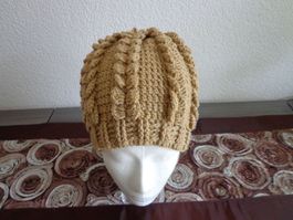 MÜTZE IN BEIGE OCKER GEHÄKELT