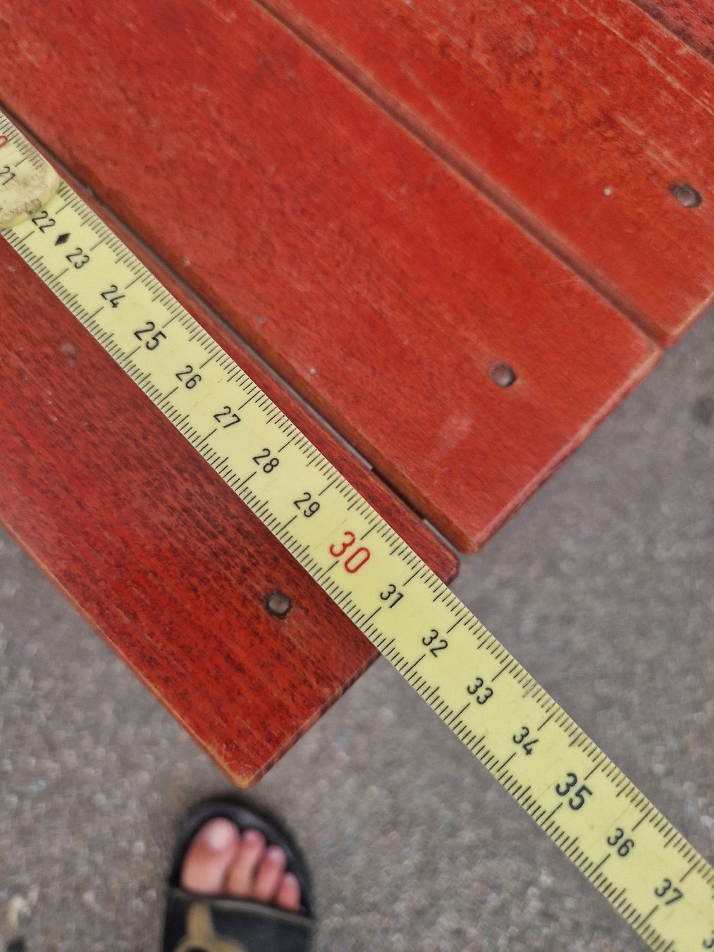 Sgabelli: Schemmel rot Holz 30x30x48cm gebraucht. Taburettli – Usato da Mörigen venduto da Clio111 1