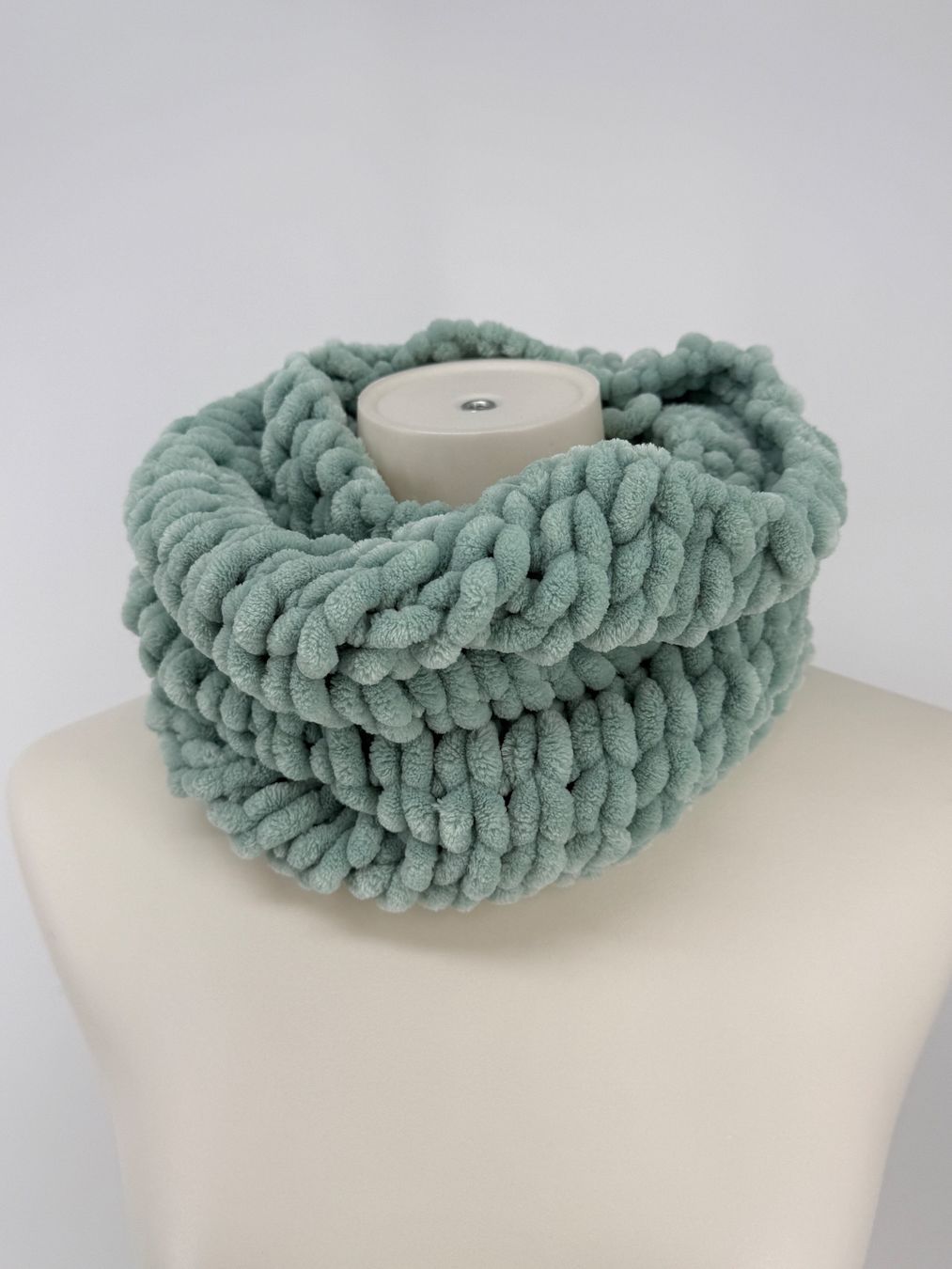 Foulards, Tücher & Schals: Mintfarbener Loop Plüsch Schal/ Schlauchschal – Gebraucht aus Auenstein von moin.