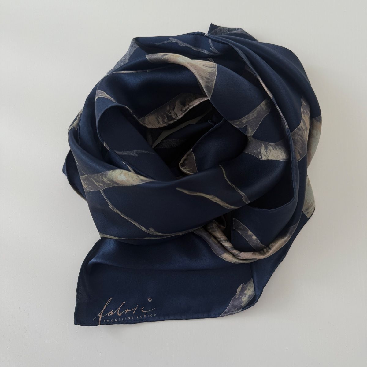 Fabric Frontline Foulard & Sciarpe: FABRIC FRONTLINE Silk Scarf – Nuovo (secondo la descrizione) da Emmen venduto da Nightingale_2022 5
