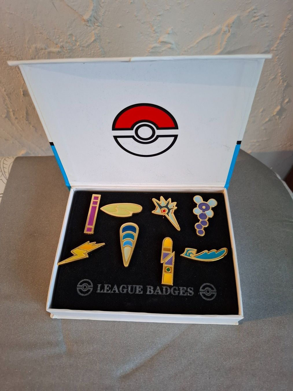 Pokémon Placchette & Badge: Pokemon League Badges 8 Pins – Usato da Hinterkappelen venduto da Schampus 1