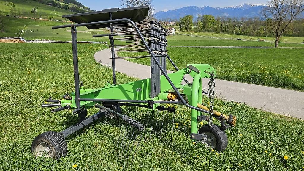 Deutz Raccolta foraggio grezzo: Deutz Fahr Kreiselschwader – Usato da Sennwald venduto da bersim