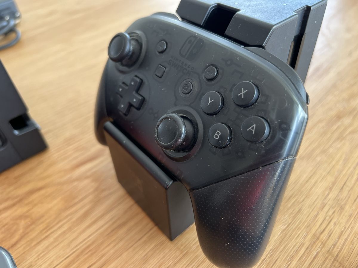 Nintendo Consoles: Nintendo Switch Set inkl. Pro Controller, 4 Joy-Con & 256 GB – D'occasion à Frenkendorf par astar09 5