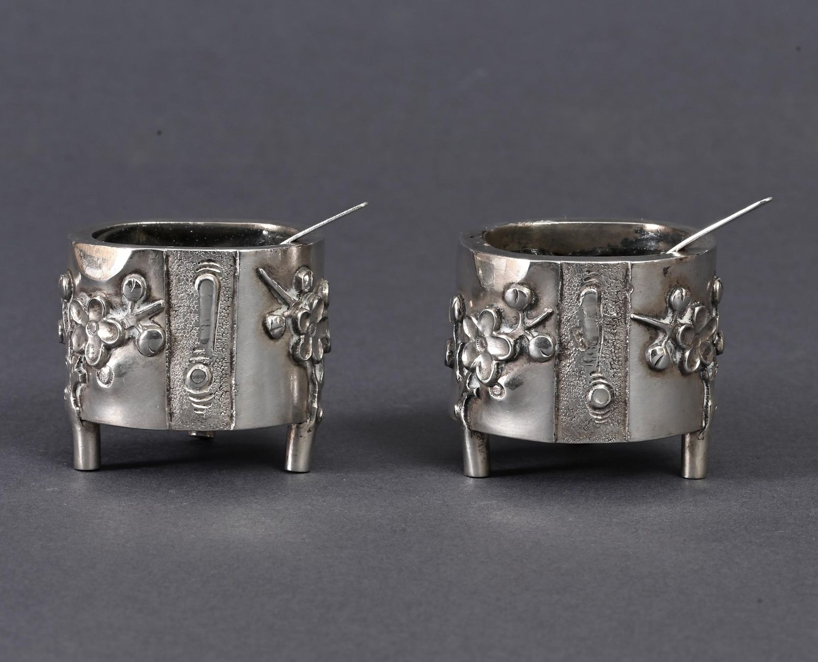 Set di piatti: Antike Silber Salz und Pfeffer Fässchen, China – Usato da Bern venduto da chamunda 2