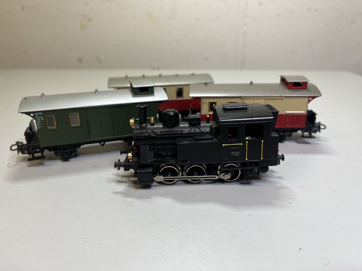 Märklin Modellini di ferrovie: Märklin Dampflok mit 3Wagen  – Usato da Adlikon venduto da Tonda01 3