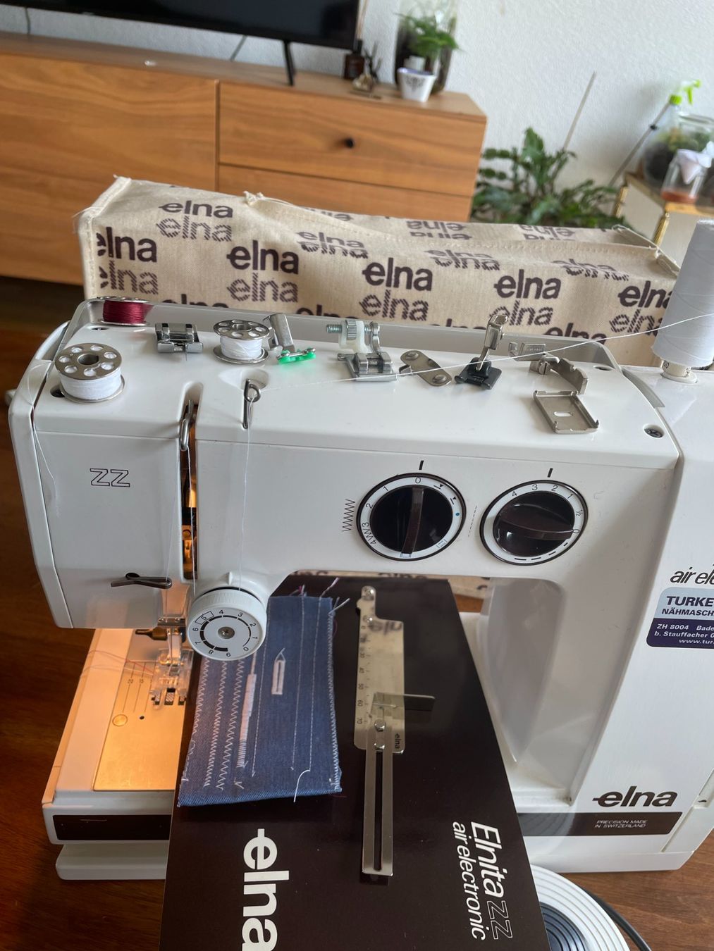 Elna Macchine da cucire: Nähmaschine Elna Lotus – Usato da Zürich venduto da Maris4 1