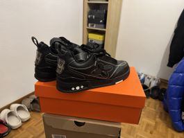 Baskets Louis Vuitton noir taille 43 bon état