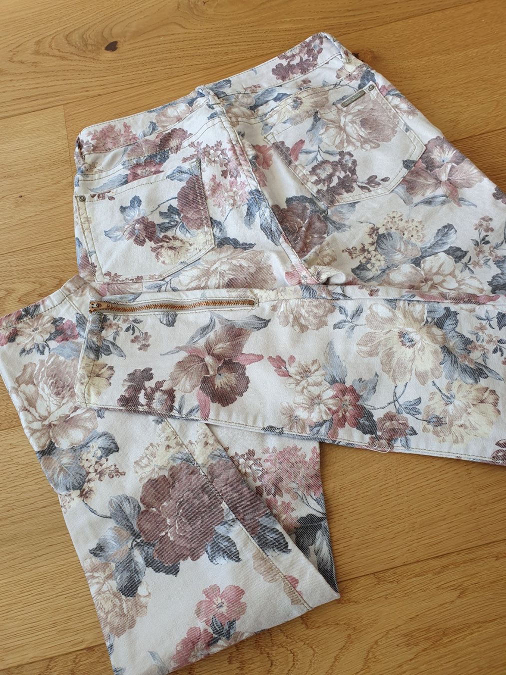 Zara Jeans: Wunderschöne Jeans mit Blumenmuster Gr. 34/36 – Usato da Pfyn venduto da ka.we 1