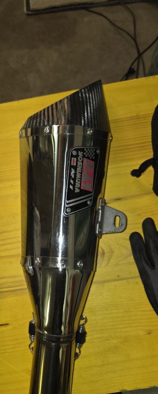 Suzuki Auspuffanlagen: GSR 750 - Yoshimura R11 Exhaust – Gebraucht aus Fribourg von dccis.ch
