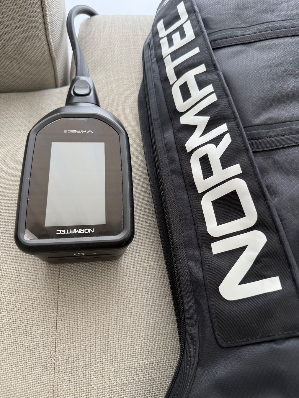 Hyperice Massagegeräte: Hyperice Normatec Set (Boots, Hip-Attachment, Case) – Neu (gemäss Beschreibung) aus Wilen b. Wollerau von swiss.luxury 1