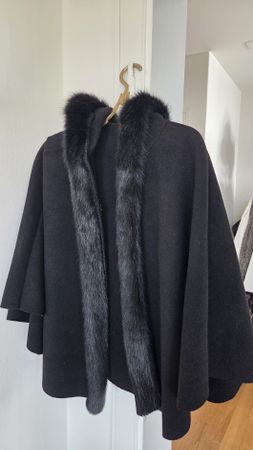 Schwarzer  Cape mit fakePelzkragen, Grösse M/L Top!