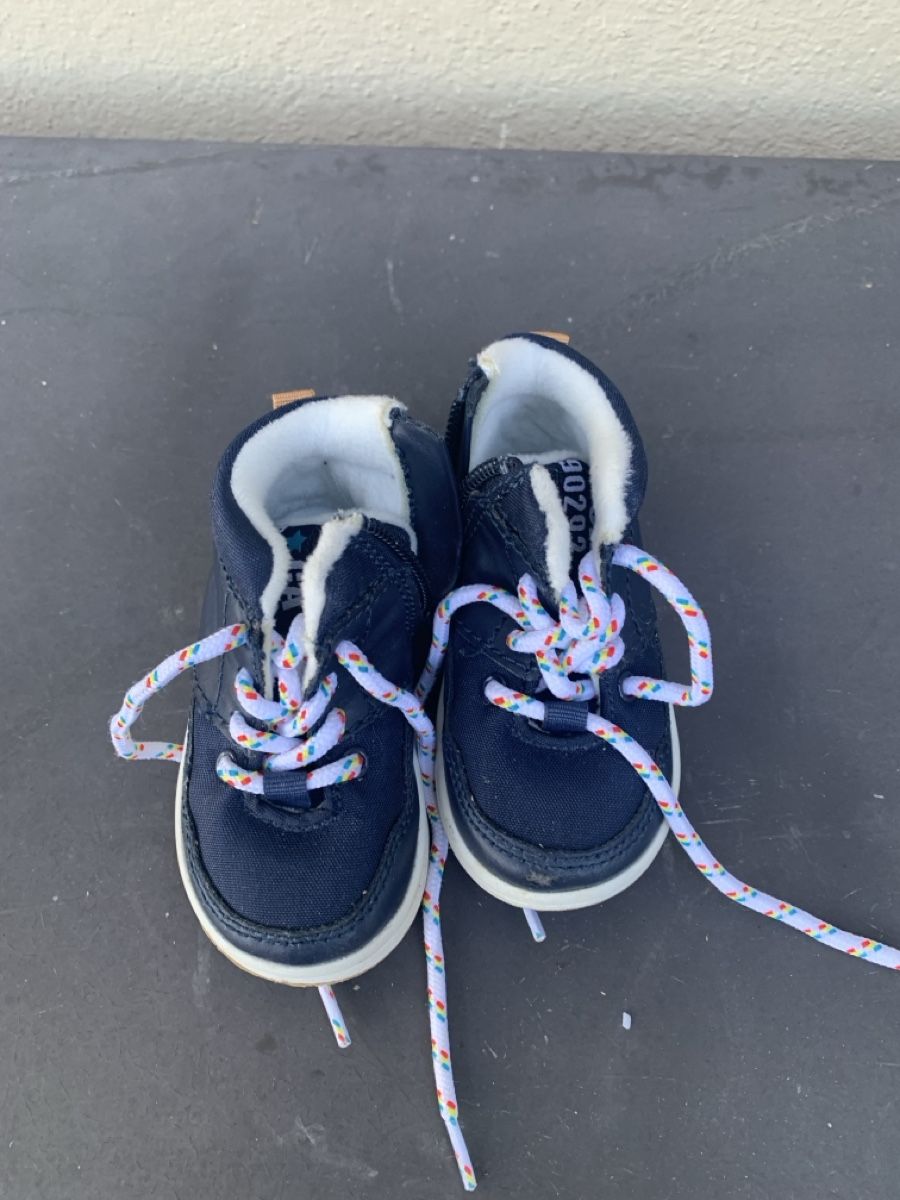 Scarpe per ragazzi: Kinder Hausschuhe dunkelblau Grösse 18/19 – Usato da Laufen venduto da Twingi33