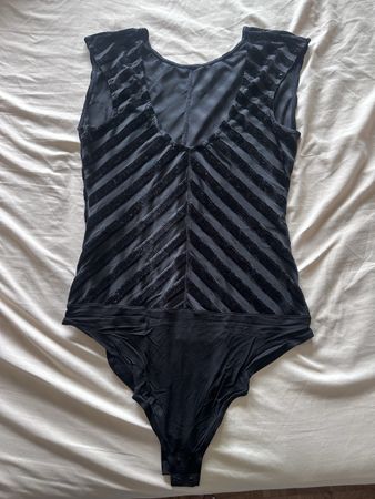 Body noir sans manches avec détails velours noir état neuf