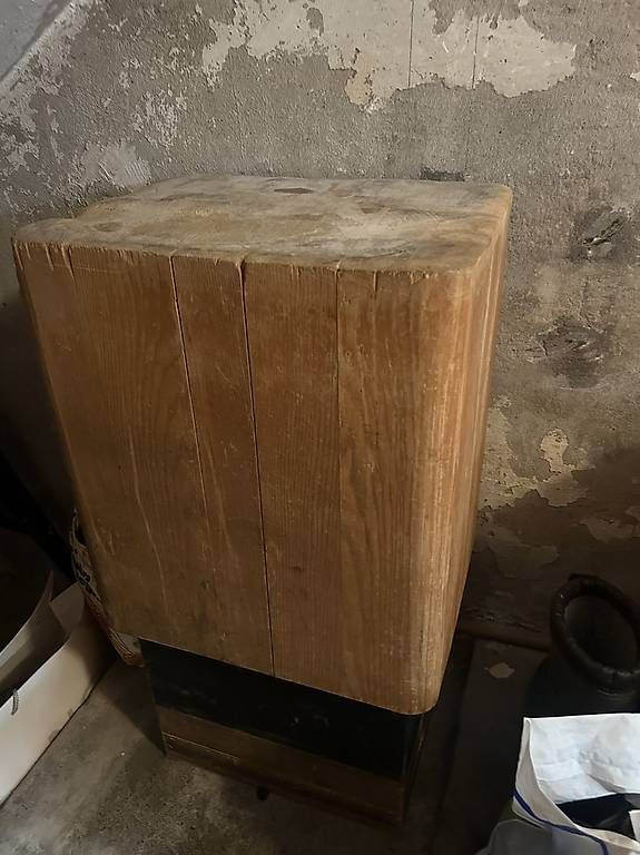Komplettküchen: Holzpflock Hackblock / Fleisch oder Holz ! – Gebraucht aus Stans von Benzen