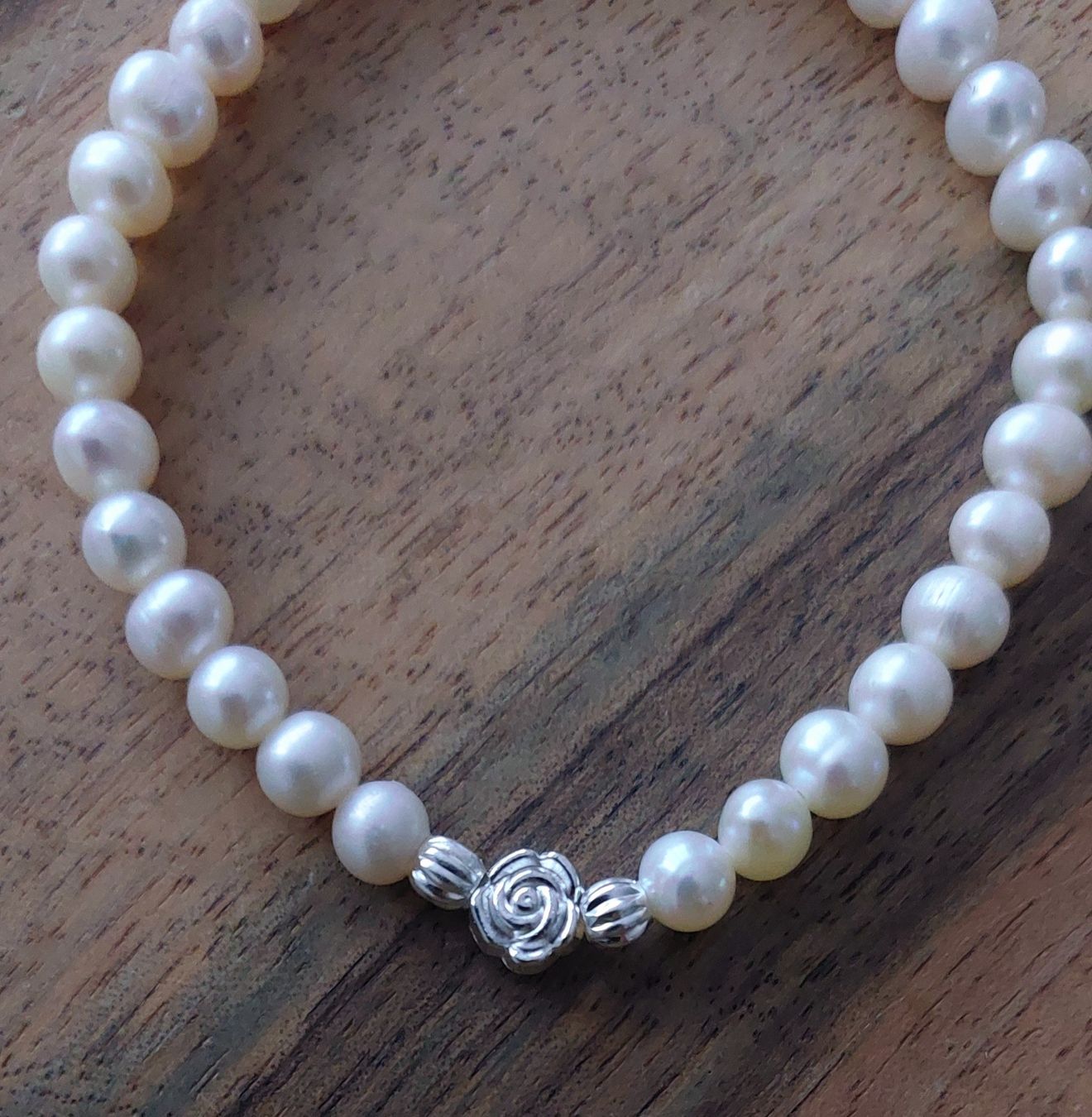 Bracciali & Braccialetti: Echtes Perlenarmband weiss mit Rosen Element silberfarben  – Nuovo e nell'imballaggio originale da Egg b. Zürich venduto da NiLaLe 1
