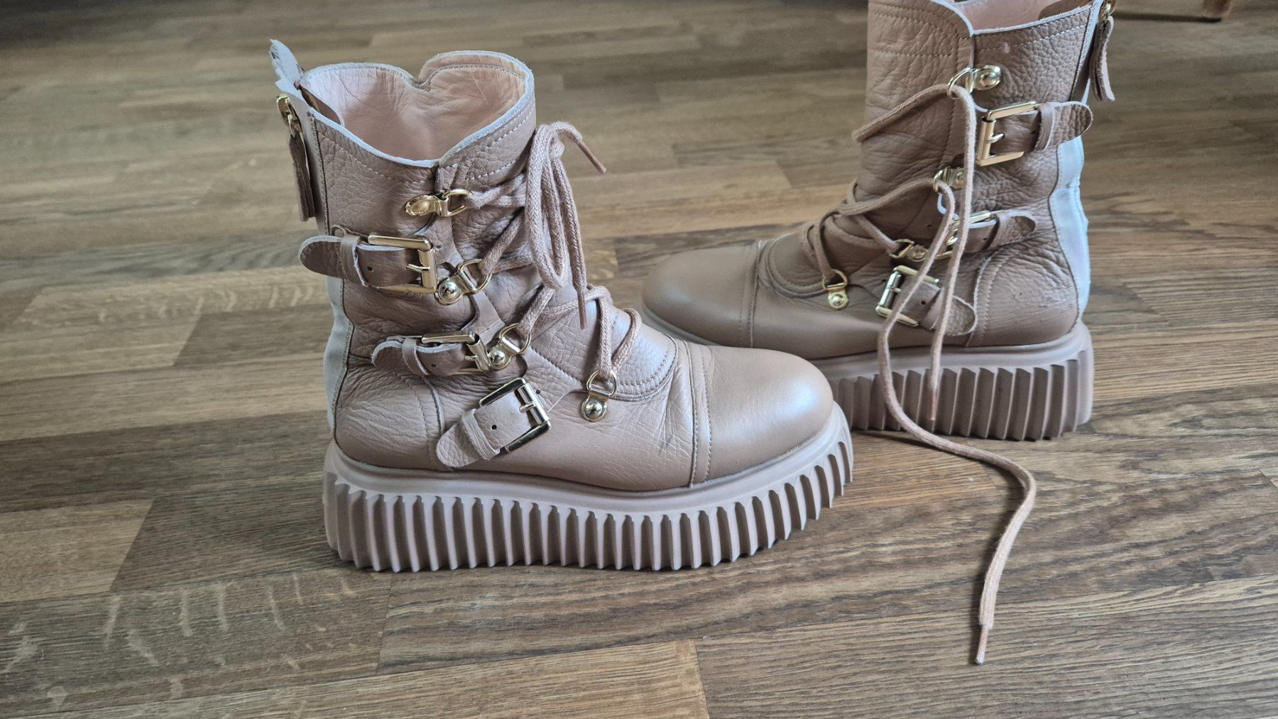 AGL Chaussures femmes: AGL Combat boots size 37.5 – D'occasion à Zürich par monadiederich