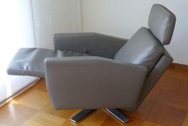 Relaxsessel in moderner Optik mit taubengrauem Lederbezug