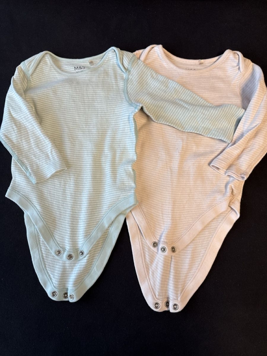 Lotti & Set di vestiti: 2x Body Gr.9-12 M – Usato da Bettwiesen venduto da Maori6