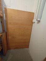 Holztisch mit vier Stühlen