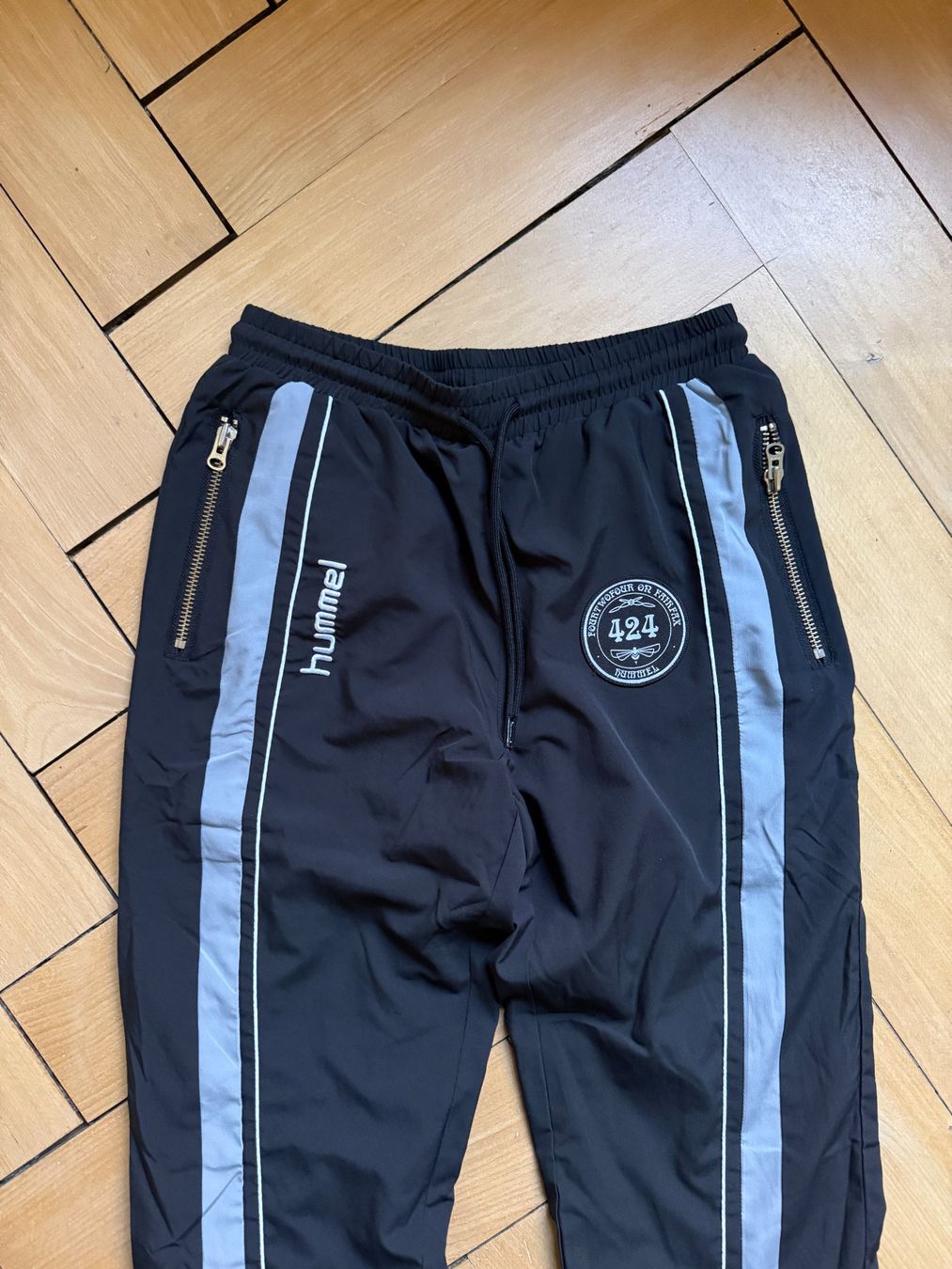 Hummel Hosen: HUMMEL - Trainerhose schwarz-grau S – Gebraucht aus Zürich von Diazaio 1