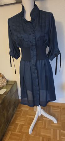 Dunkelblaues Damenkleid mit Rüschen und 30% Seide gr S