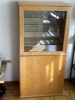 Vitrine hell mit Glastüren und Einlegeböden