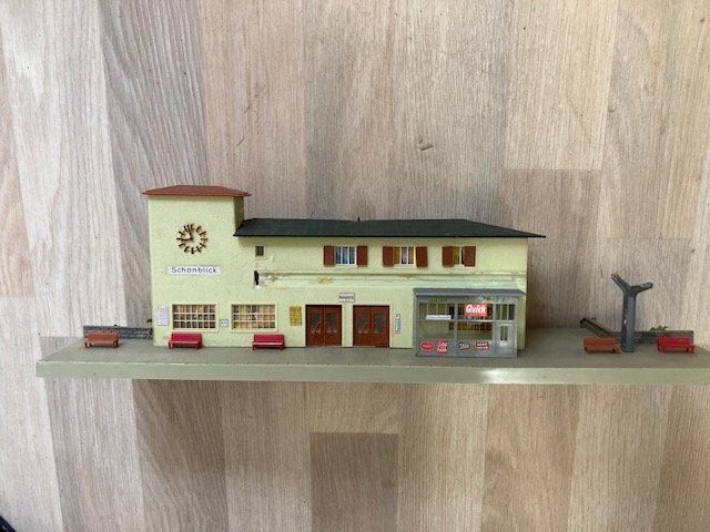 Modellini di ferrovie: Modelleisenbahn Häuser, Bahnhöfe, Kirche – Usato da bubikon venduto da Blattspinat