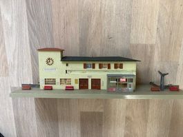 Modelleisenbahn Häuser, Bahnhöfe, Kirche