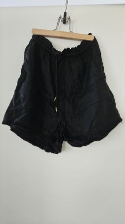 Kurze schwarze Hose 