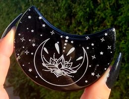 🌙🖤 Obsidian Mond mit Lotus & silberfarbener Gravur ✨