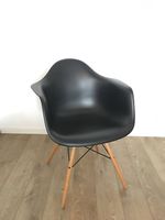 4x Eames Plastic Armchair schwarz mit Holzuntergestell Vitra