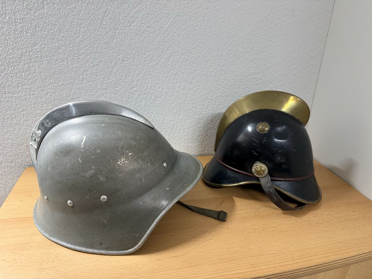 Abbigliamento & accessori d'epoca: Feuerwehr Antike Helme  – Usato da Widnau venduto da RetoW01