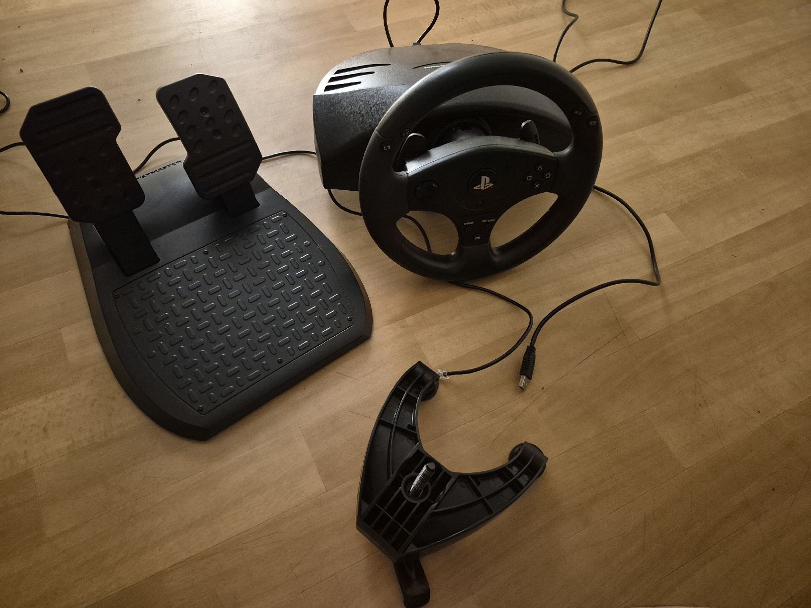 Thrustmaster Controller: PlayStation 3 Lenkrad mit Pedale.  – Usato da Dielsdorf venduto da BARDARRU