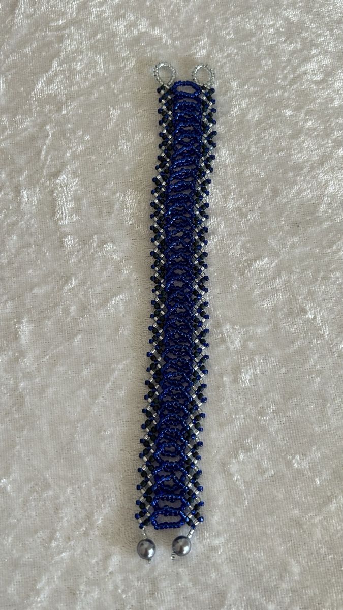 Bracciali & Braccialetti: Handgemachtes Perlenarmband Dunkelblau Silber Elegant – Nuovo e nell'imballaggio originale da Ettiswil venduto da nat_9vgc 1