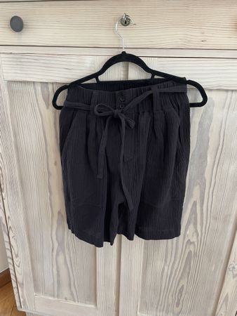 Schwarze Sommer Shorts Seersucker Gr. 34 WRAP London