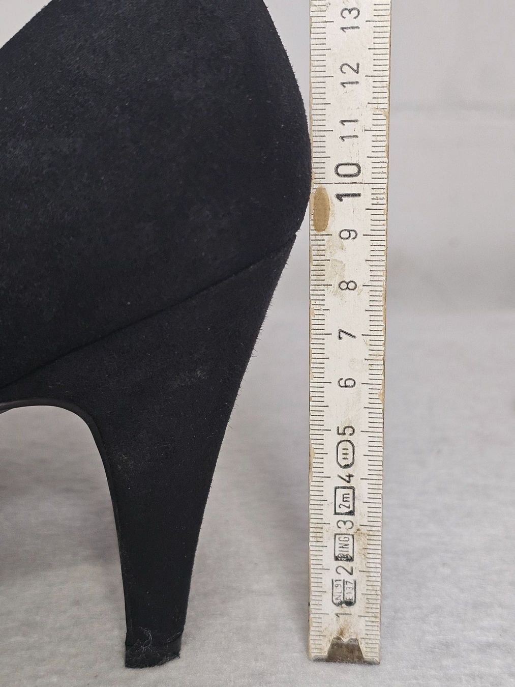 Cube Scarpe da donna: Schwarze Wildleder Pumps CUBE Gr. 40, hohe Absätze – Usato da Pfäffikon ZH venduto da Gugus60 2