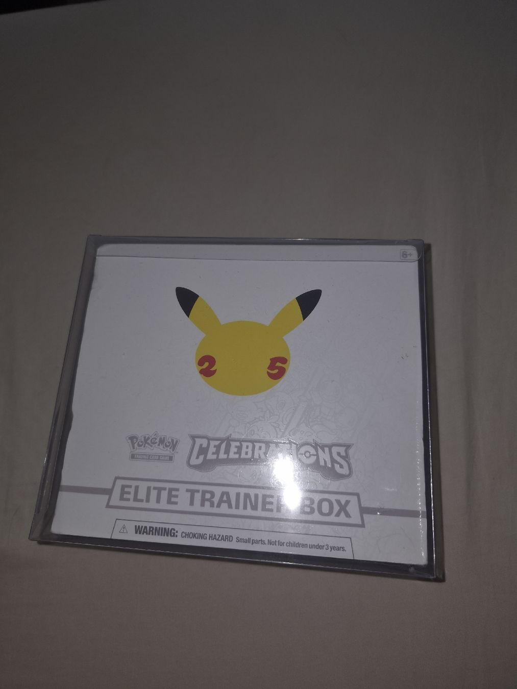 Pokémon Carte collezionabili: ETB 25 TH Celebration  – Nuovo e nell'imballaggio originale da Les Acacias venduto da S.Vieira