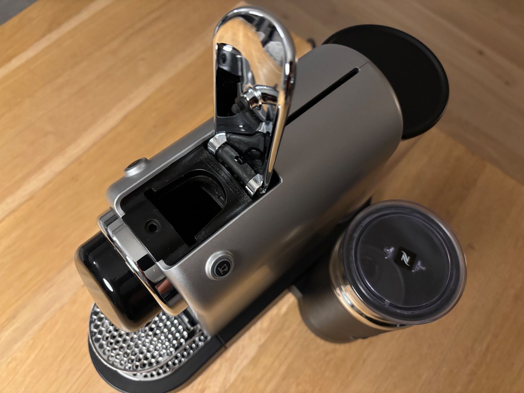 Krups Macchine per caffè & Macchine per espresso: Nespresso Krups mit Milchschäumer, silber – Usato da Pfäffikon ZH venduto da Darthdave 1