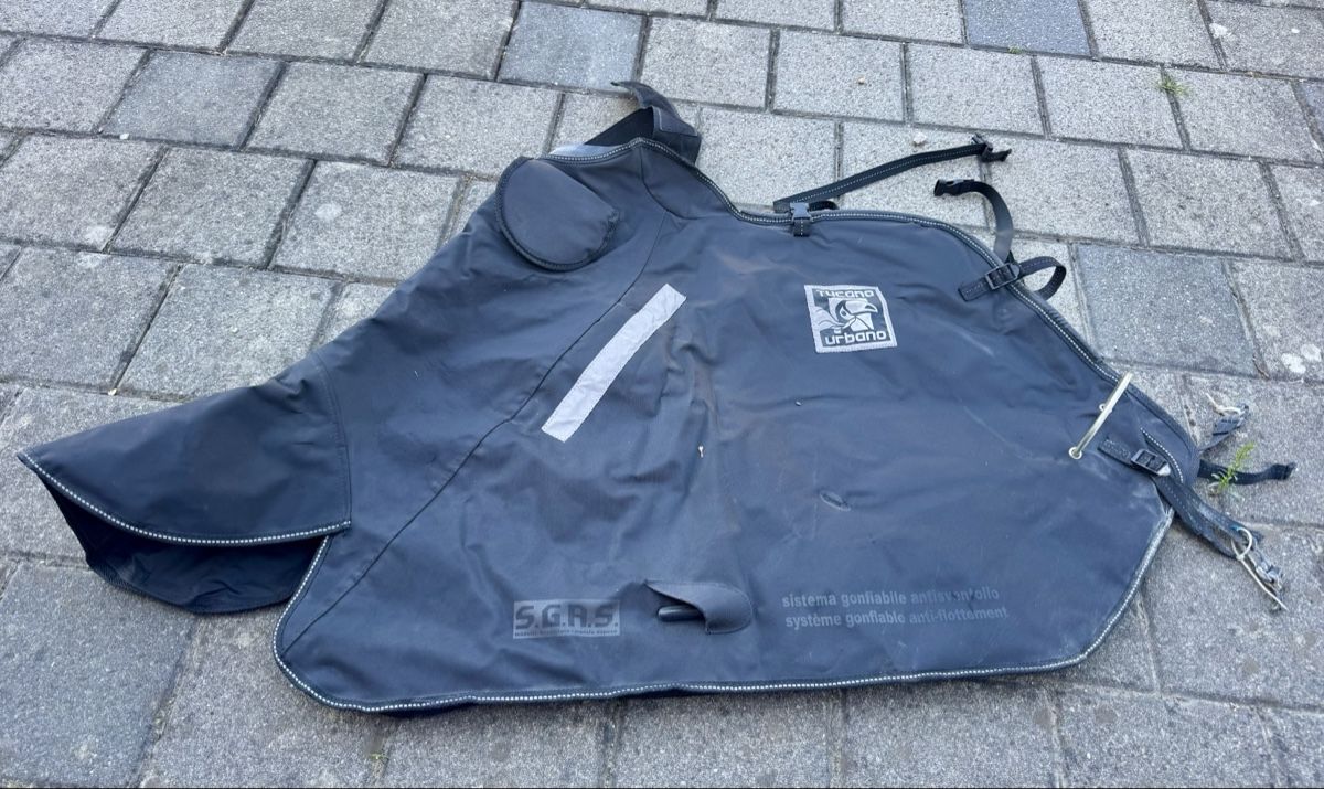 Tucano Urbano Couvertures: Tucano Urbano Beinabdeckung  – D'occasion à Beringen par Nuoto