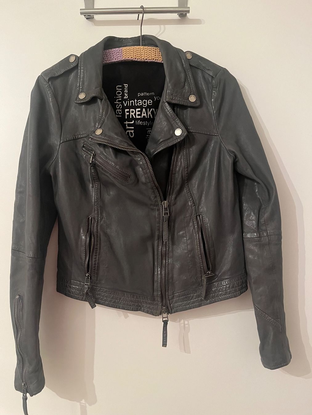 Giacche: Coole graue Lederjacke, Grösse 38 – Usato da Olten venduto da Ruth_gerhard
