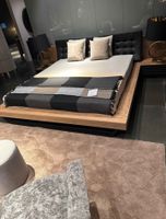 Moderness Bett mit grossem Kopfteil