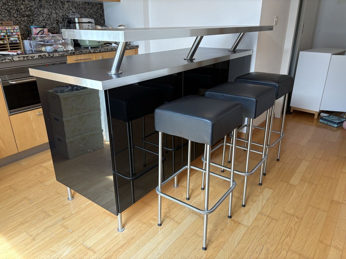 Equipement de magasin & Foires: Ikea Bar/Theke mit Hochstühlen – D'occasion à Subingen par SwissPike