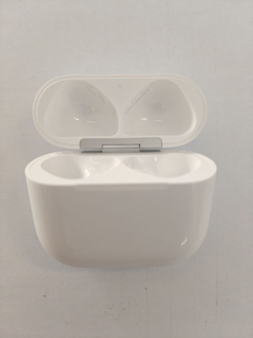 Apple Kopfhörer: APPLE AirPods 4 Charging Case – Gebraucht aus Mönchaltorf von addap