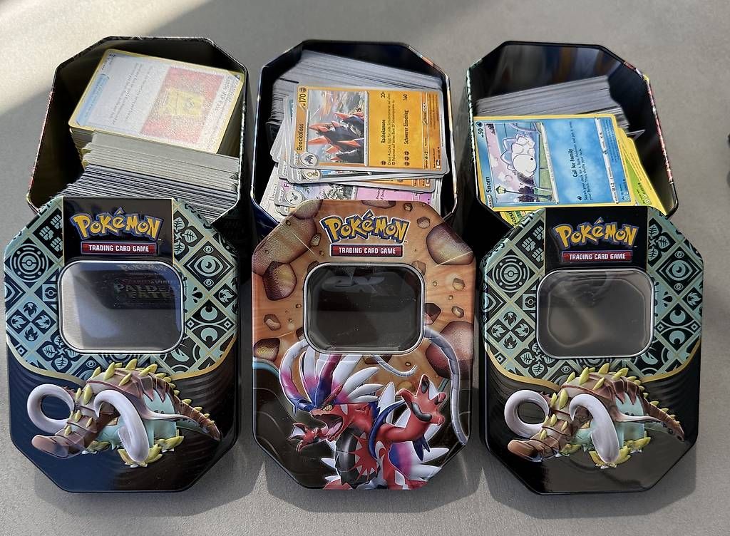 Pokémon Carte collezionabili: 3 Pokémon Tins + jede Menge Bulk – Usato da Gams venduto da FairTrade_CH