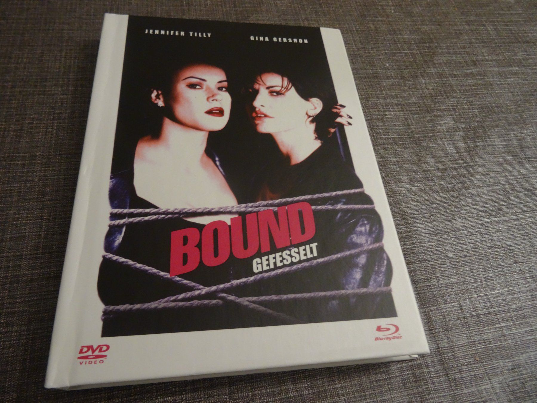 Tutti i DVDs: Bound Gefesselt DVD Blu-ray MEDIABOOK – Usato da Olten venduto da Disc-Verkauf