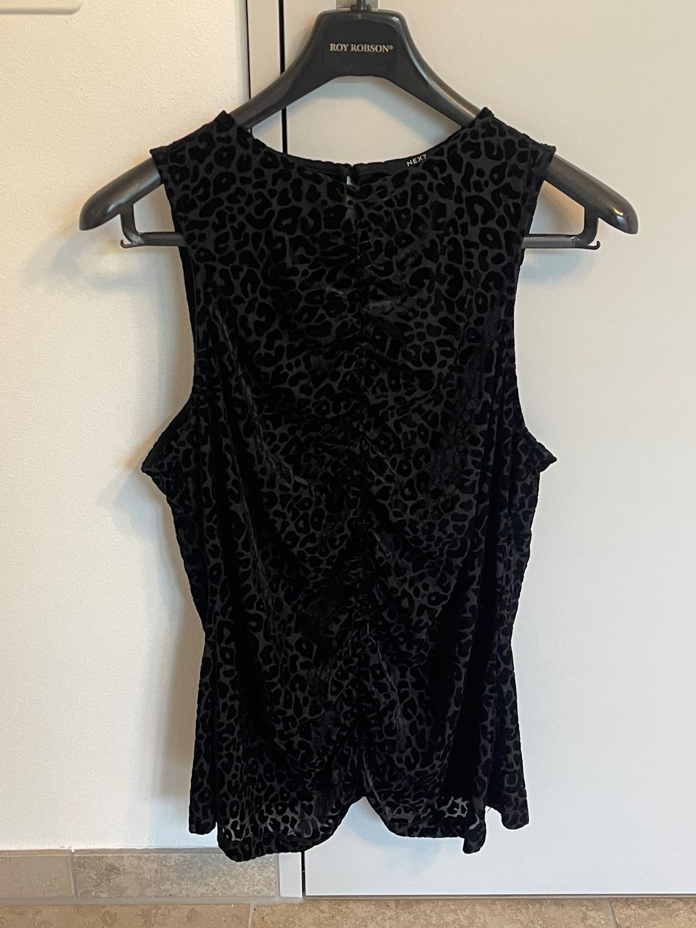 Tops: Top von Next mit Leopardenmuster, Samtoptik – Gebraucht aus Zürich von lms_kt79