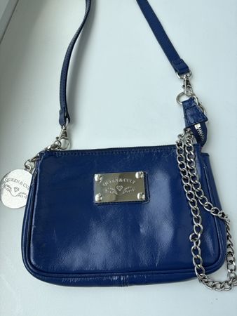 Handtasche blau lackiert Queen & Cult mit Kette