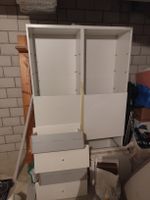 Weisser Regalschrank mit Schubladen