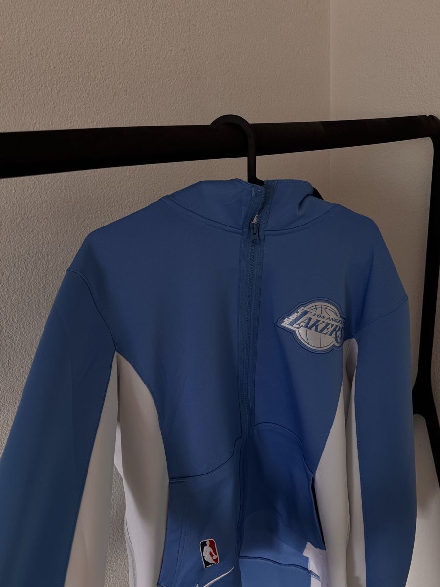 Nike Giacche: Nike Lakers Trainingsjacke – Usato da Alpnach Dorf venduto da rie_72hw